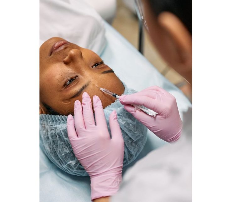 Przewaga masażu twarzy nad zabiegami medycyny estetycznej